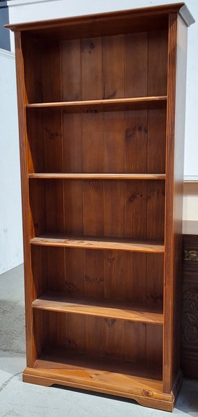 Lot 492 - BOOKSHELF