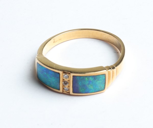 Lot 1003 - GOLD RING