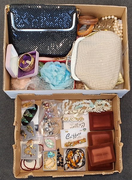 Lot 1369 - JEWELLERY