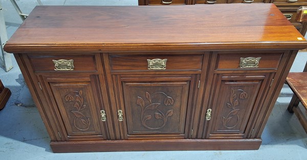 Lot 490 - SIDEBOARD