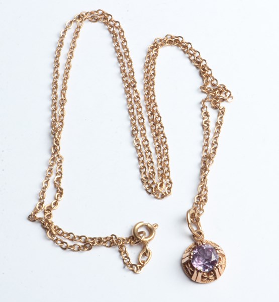Lot 1035 - GOLD NECKLACE