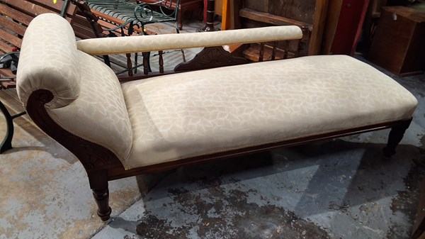 Lot 153 - CHAISE LOUNGE