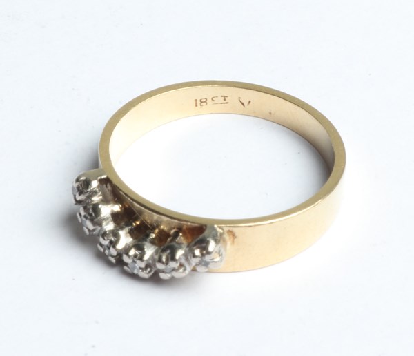 Lot 1031 - GOLD RING