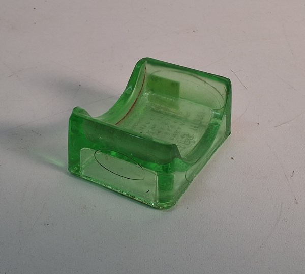 Lot 1253 - URANIUM GLASS RAZOR HONE