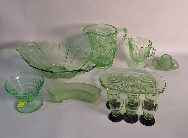 Lot 1193 - URANIUM GLASS