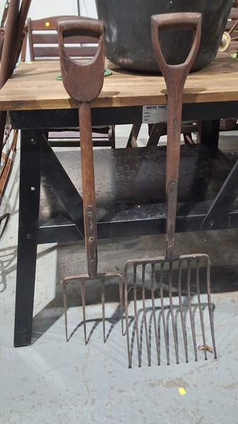 Lot 321 - HAY FORKS