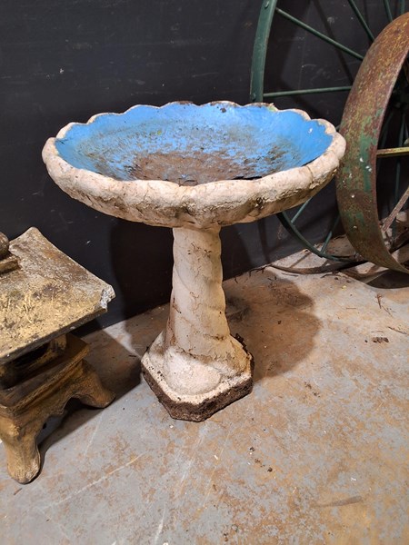 Lot 463 - BIRDBATH