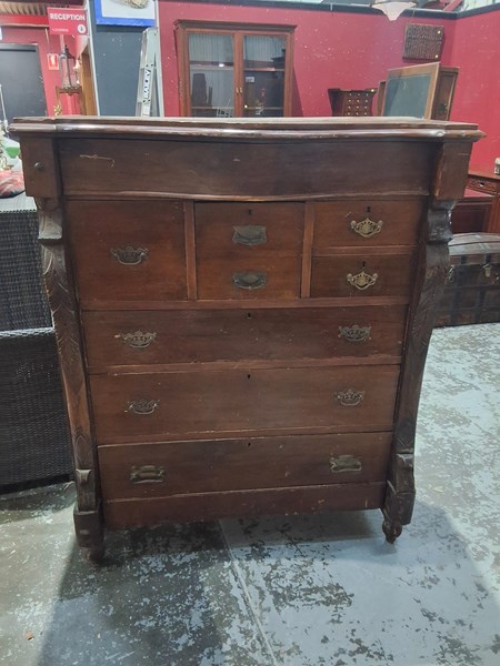 Lot 160 - CHEST OF DRAWERS