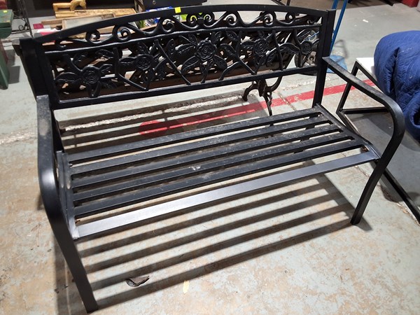 Lot 462 - GARDEN BENCH
