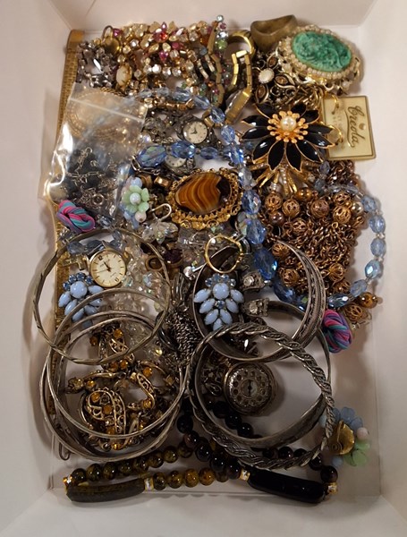 Lot 1060 - JEWELLERY