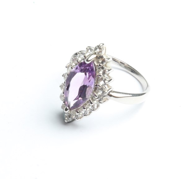 Lot 1033 - SILVER RING