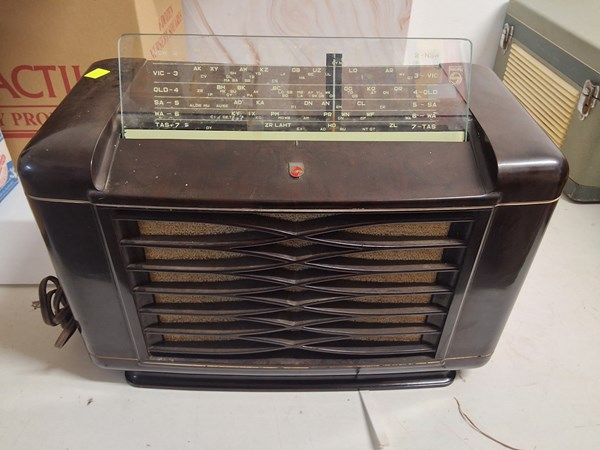 Lot 1328 - BAKELITE RADIO