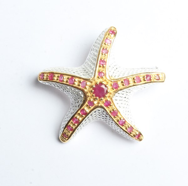 Lot 1049 - STARFISH BROOCH