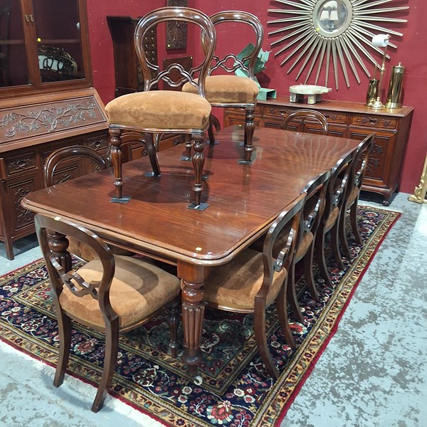Lot 39 - DINING SUITE