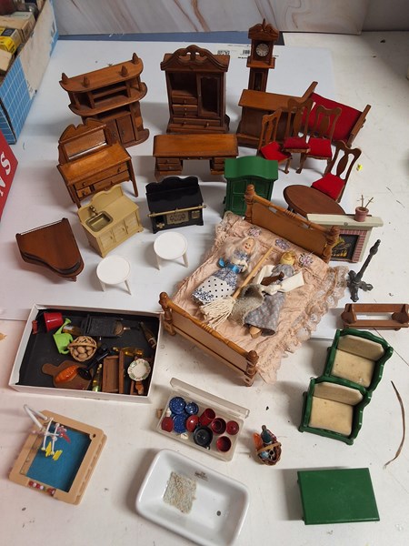 Lot 1381 - DOLLHOUSE ACCESSORIES