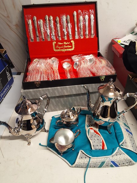 Lot 1439 - CANTEEN & SILVERWARE