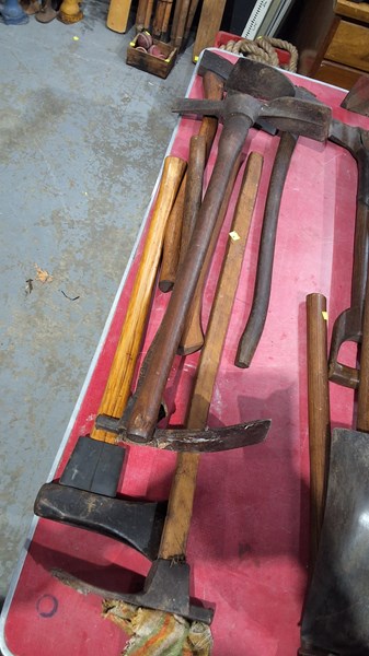 Lot 305 - GARDEN TOOLS