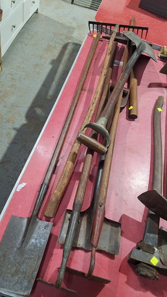Lot 306 - GARDEN TOOLS
