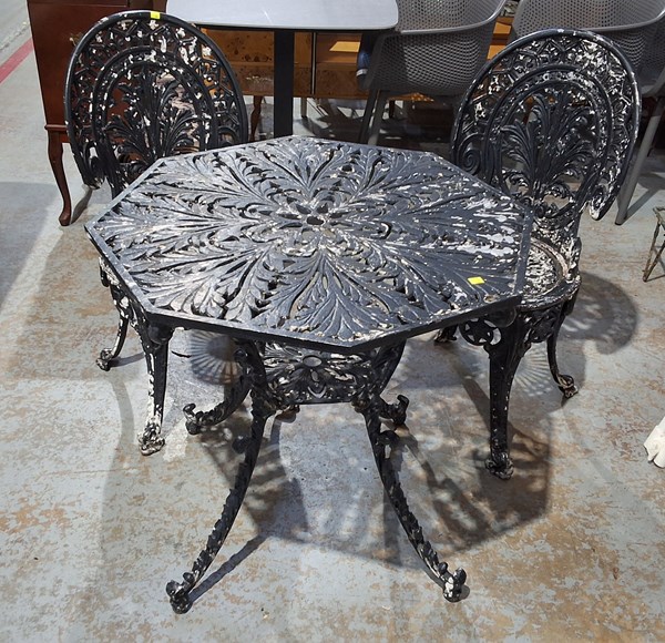 Lot 432 - OUTDOOR SETTING