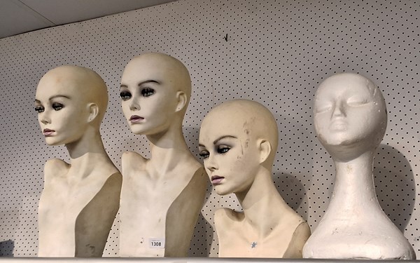 Lot 1308 - MANNEQUIN HEADS