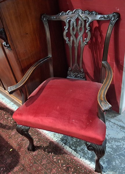 Lot 8 - CHAIR
