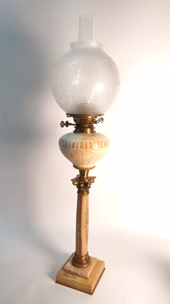 Lot 1529 - KEROSENE LAMP