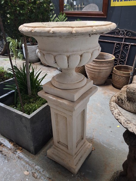 Lot 456 - GARDEN URN