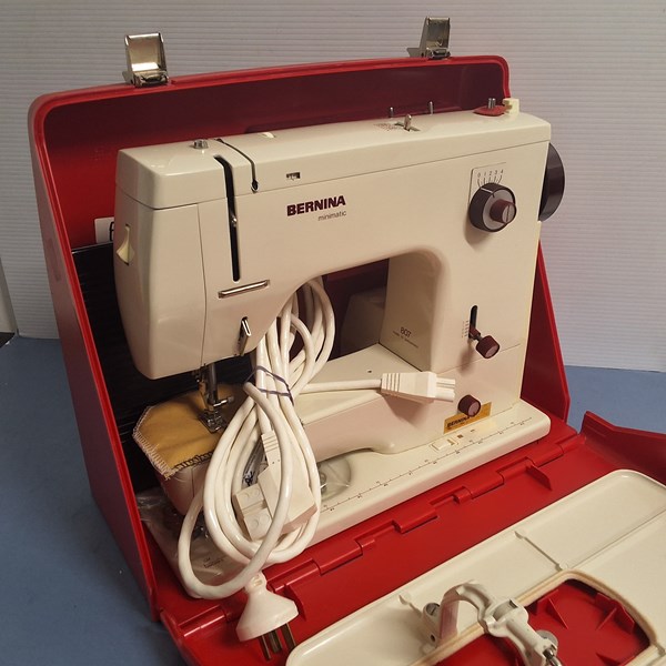 Lot 1525 - SEWING MACHINE