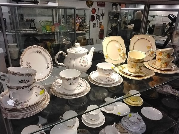 Lot 1251 - ASSORTED TEAWARE