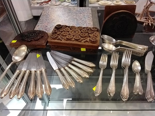 Lot 1206 - FLATWARE