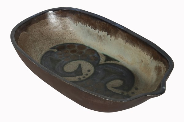 Lot 167 - POTTERY DISH