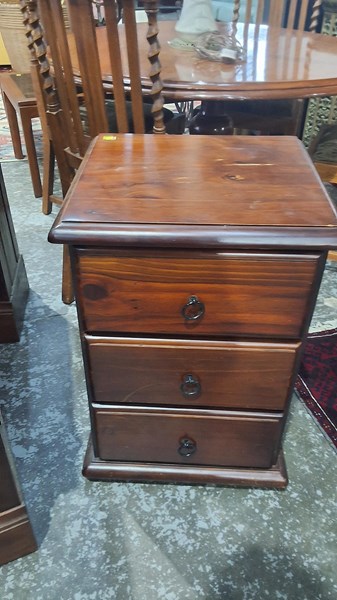 Lot 103 - BEDSIDE CABINET