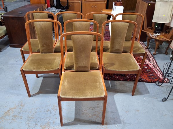 Lot 279 - SET OF EIGHT DINING CHAIRS