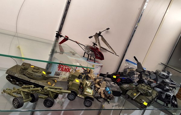 Lot 1404 - TOY MILITARY VEHICLES