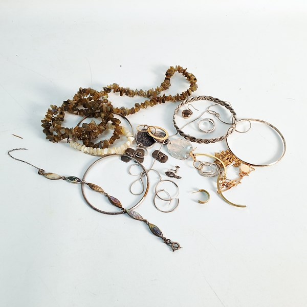 Lot 1069 - JEWELLERY