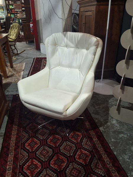 Lot 241 - EGG CHAIR