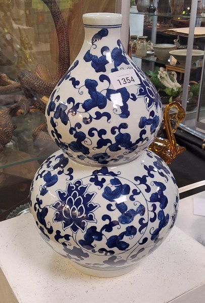 Lot 1322 - ORIENTAL VASE