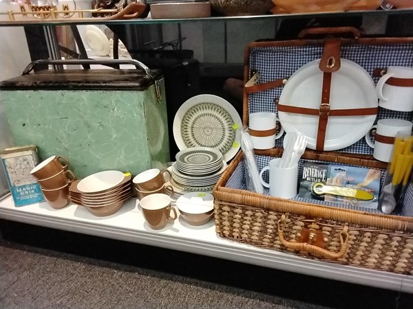 Lot 1319 - PICNICWARE