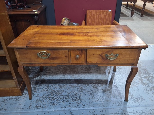 Lot 147 - DESK