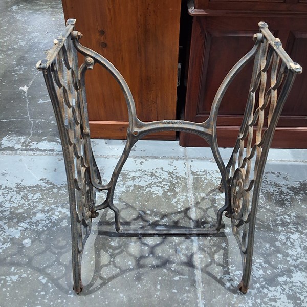 Lot 102 - SINGER BASE