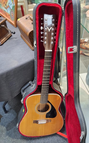 Lot 1192 - GUITAR