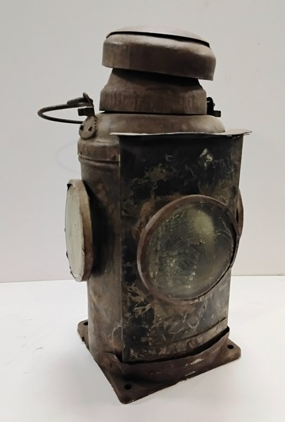 Lot 1412 - RAILWAY LAMP