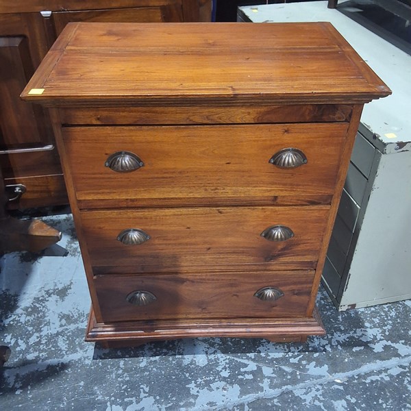 Lot 117 - CHEST OF DRAWERS