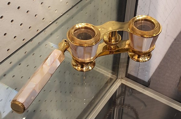 Lot 1040 - OPERA GLASSES