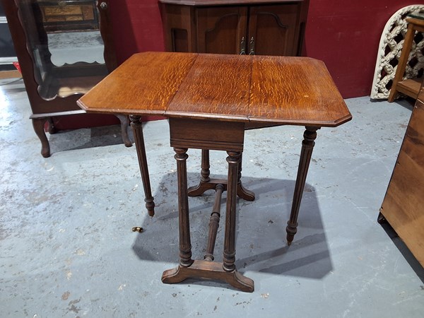 Lot 15 - GATELEG TABLE