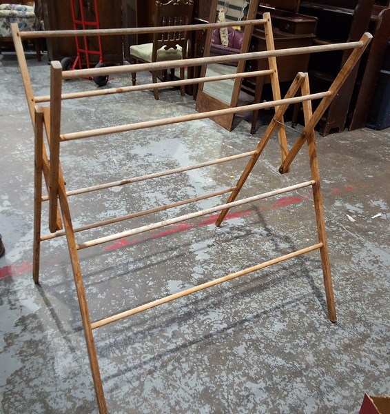 Lot 332 - CLOTHES AIRER