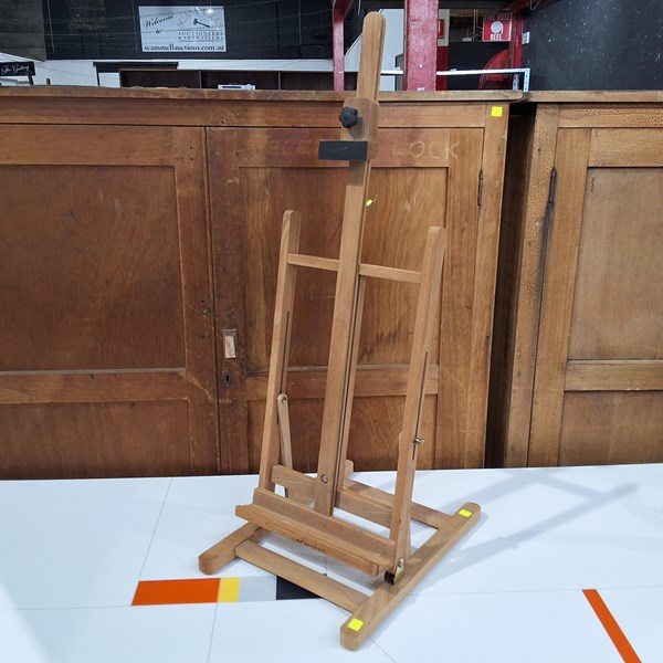 Lot 320 - EASEL
