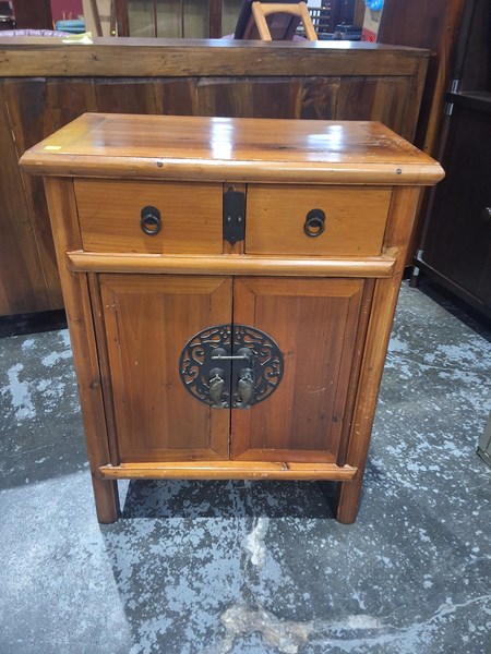 Lot 17 - BEDSIDE CABINET