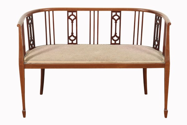 Lot 23 - PETITE SETTEE