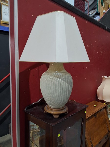 Lot 91 - TABLE LAMP